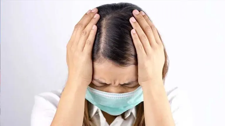 Imagen referencial de una mujer con dolor de cabeza. PIXABAY