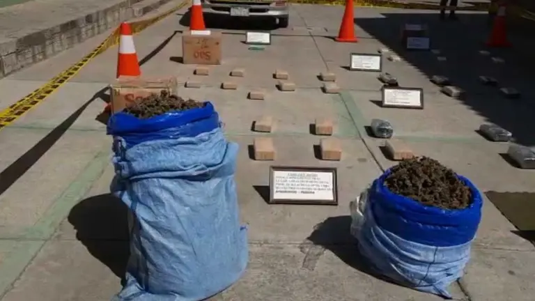 FELCN expone la droga secuestrada en siete operativos. Cortesía