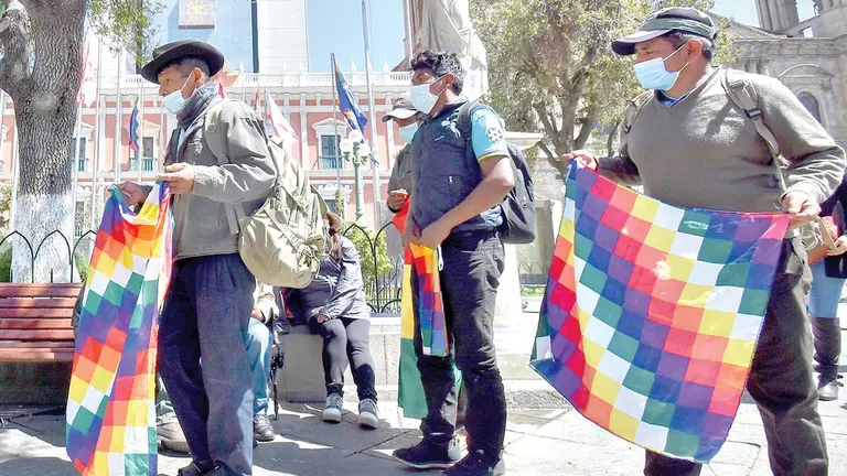 Familiares y víctimas de Sacaba (Cochabamba) llegan a la plaza Murillo de La Paz. APG