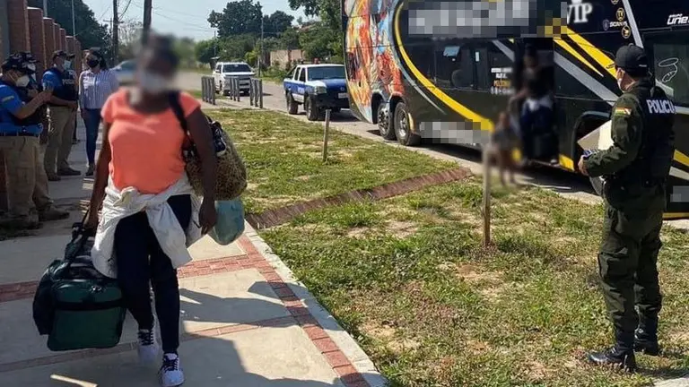 Momento en el que los 73 haitianos fueron interceptados. FISCAL&Iacute;A