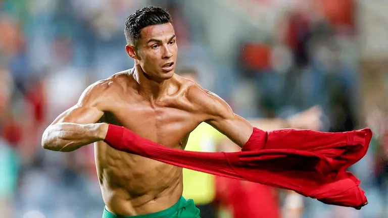 Cristiano Ronaldo de Portugal celebra tras marcar un gol durante el partido de clasificación del grupo A de la Copa Mundial de la FIFA Catar 2022 entre Portugal e Irlanda. EFE