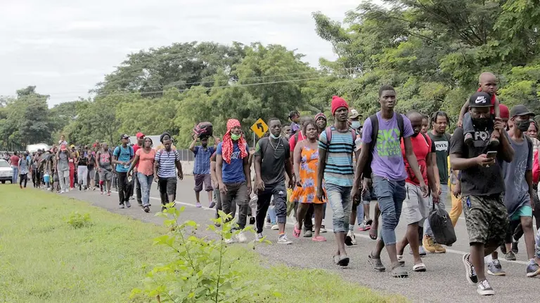 Una caravana de migrantes en su mayoría haitianos, caminan hoy en una carretera en el municipio de Tapachula, estado de Chiapas (México). EFE