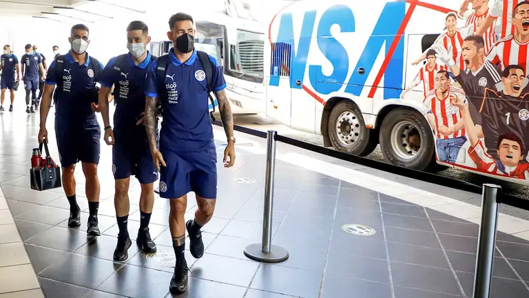 Jugadores de selección de Paraguay viajan para enfrentar a Ecuador como parte de las eliminatorias sudamericanas para el Mundial de Catar 2022 este 2 de septiembre en Quito. EFE