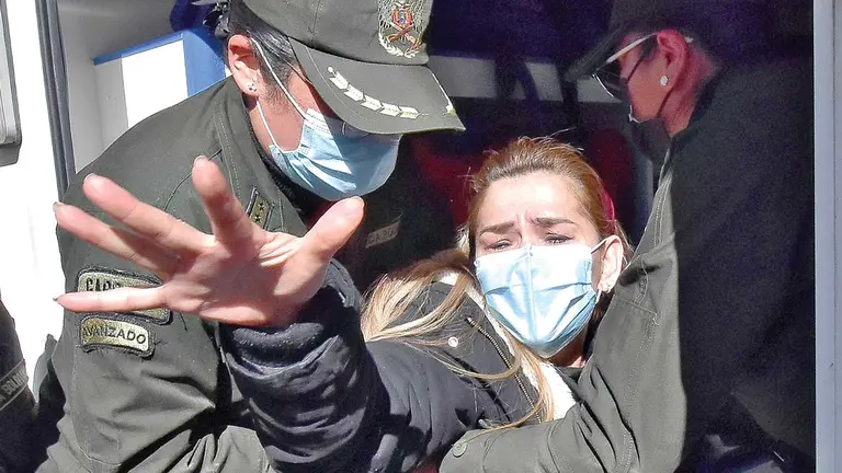 La expresidenta Jeanine Áñez, al ser trasladada a un centro médico.  APG
