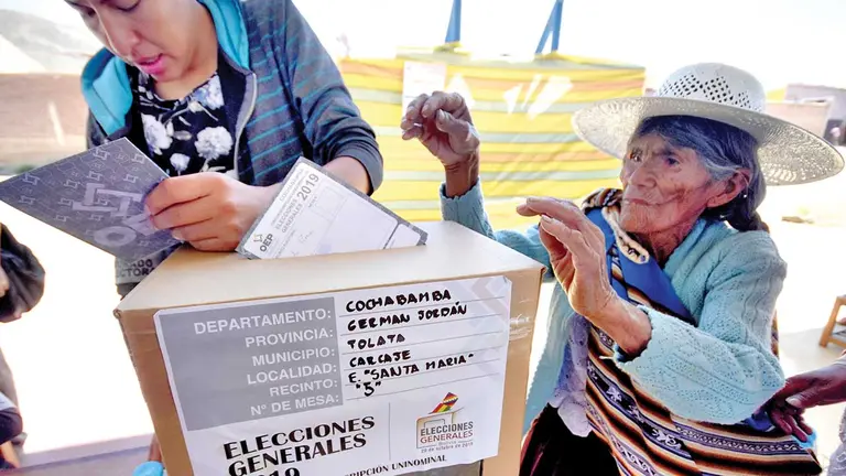 Una mujer participa de los comicios de 2019. ARCHIVO