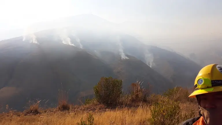 Columnas de humo en la cerran&iacute;a Parque Tunari en la zona de Melga.