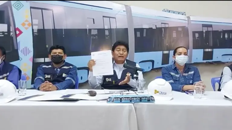 Ministro de Obras P&uacute;blicas, Servicio y Vivienda, Edgar Monta&ntilde;o, durante conferencia de prensa hoy. Captura de pantalla Tren Metropolitano Cochabamba.