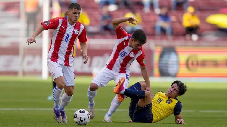 Richard Sánchez (i) y Hugo Martínez de Paraguay, en un partido de las eliminatorias sudamericanas para el Mundial de Catar 2022. EFE