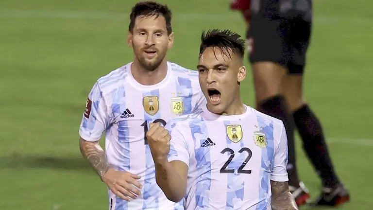 Lautaro Martínez (d) de Argentina celebra con su compañero Lionel Messi tras anotar contra Venezuela, durante un partido por las eliminatorias de Conmebol al Mundial de Catar 2022. ARCHIVO
