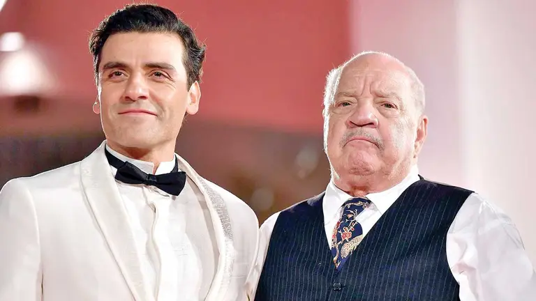 Oscar Isaac y Paul Schrader en la alfombra roja de  Venecia, ayer.  EFE
