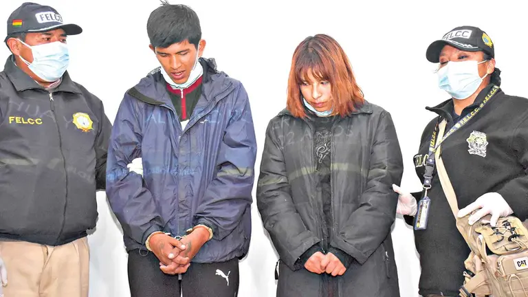 Álvaro Roberto S.P. y Luz Maya Rubí P.H. son presentados como presuntos autores del asesinato de Anakin. APG