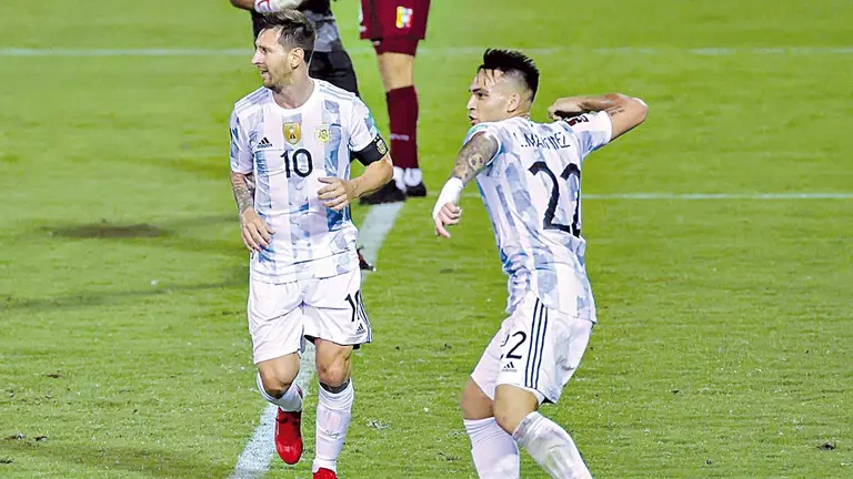 Lautaro Martínez (d) y Leo Messi festejan un gol. EFE