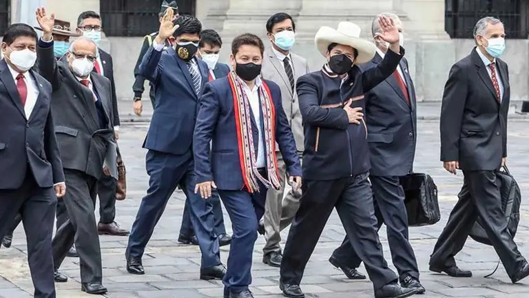 Fotografía de archivo tomada el pasado 26 de agosto en la que se registró al presidente de Perú, Pedro Castillo, en compañía de su gabinete de ministros, antes de dirigirse al Congreso, en Lima. EFE