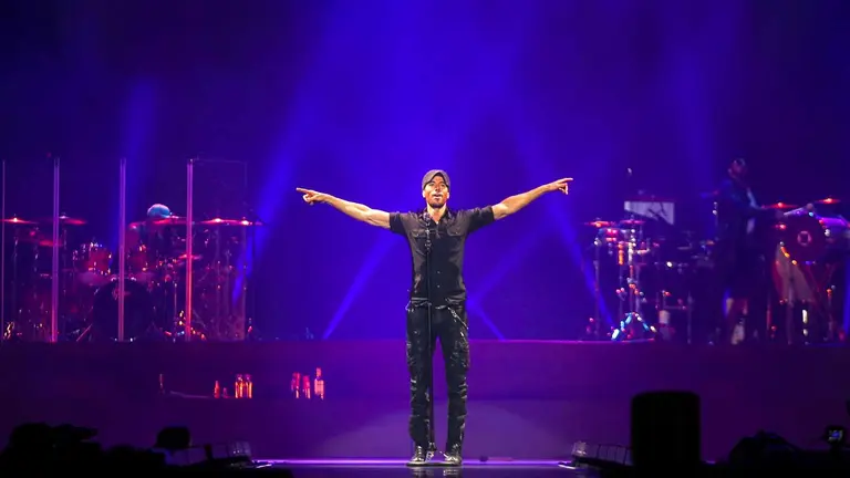 Fotografía de archivo que muestra al cantante español Enrique Iglesias durante un concierto de la gira. ARCHIVO-EFE