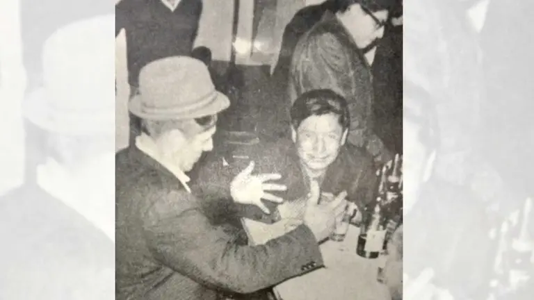 El escritor Víctor Hugo Viscarra  compartiendo cervezas. Años 70. CORTESÍA AUTOR
