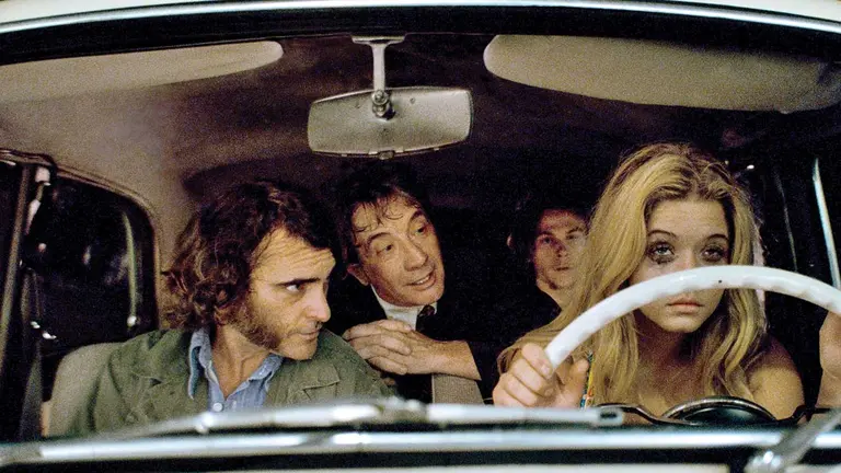 Un fotograma de la película &lsquo;Inherent Vice&rsquo;, de Paul Thomas Anderson. WARNER BROS