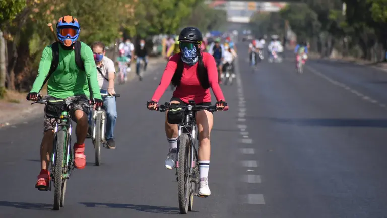 Ciclistas manejan sus bicicletas. Dico Solis.