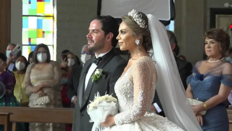Sandra Alc&aacute;zar y su esposo Claudio Mendoza. Foto: Captura de video.