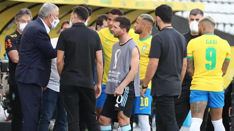 Lionel Messi (c) de Argentina escucha al entrenador de Brasil Tite hoy, en un partido de las eliminatorias sudamericanas para el Mundial de Catar 2022 entre Brasil y Argentina en el estadio Arena de Sao Paulo en Sao Paulo (Brasil). EFE/Sebastiao Moreira