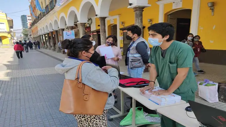 Socialización de funcionarios de Zoonosis sobre la importancia de la esterilización en la plaza 14 de Septiembre. GAMC.