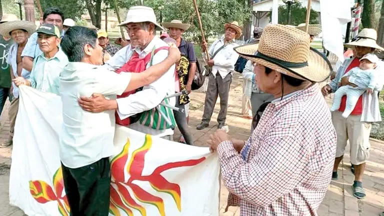 Los marchistas a su llegada a la localidad de San Pablito, donde fueron recibidos por autoridades y pobladores. INFORMÁNDOTE