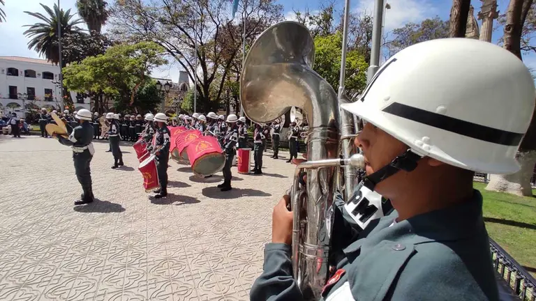 Efectivos de la Polic&iacute;a Militar en la Plaza Principal en el homenaje a la morenada. No&eacute; Portugal