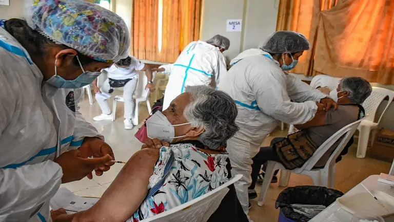 Adultas mayores reciben la segunda dosis de la vacuna Sputnik V en la Escuela T&eacute;cnica de Salud. DICO SOL&Iacute;S