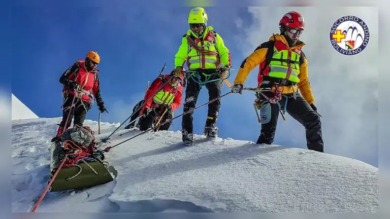 Bomberos de Socorro Andino Boliviano realizan el rescate del cuerpo del gu&iacute;a estadounidense fallecido en el Illimani. SAB