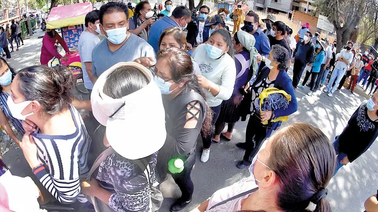 Personas aglomeradas en la avenida Aniceto Arce, durante una protesta por la segunda dosis de Sputnik V. DICO SOLÍS