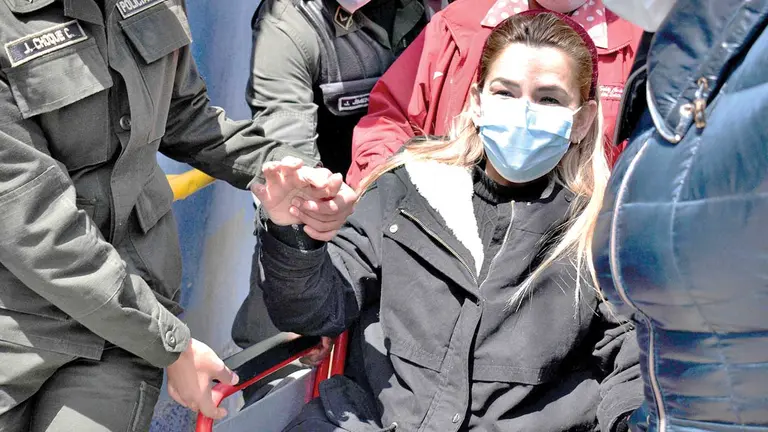 La expresidenta Jeanine Áñez al salir del penal para una revisión médica. ARCHIVO
