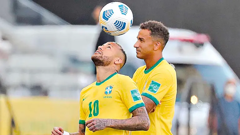 El astro brasileño Neymar domina la pelota con la cabeza. EFE