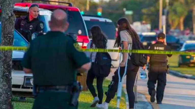 Miembros del personal de emergencias ayudan a varios estudiantes, en el lugar del tiroteo registrado en la escuela secundaria Marjory Stoneman Douglas, en el sureste de Florida (Estados Unidos). ARCHIVO