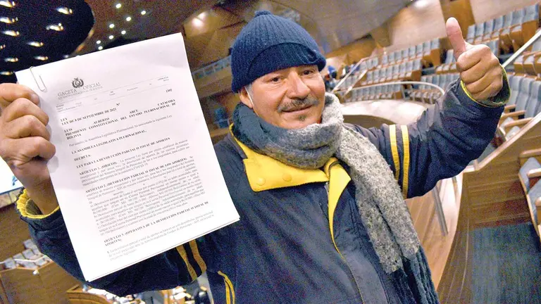El marchista Gonzalo Melgar recibe una copia de la Ley 1392 del diputado Omar Yujra en la Asamblea Legislativa.  APG