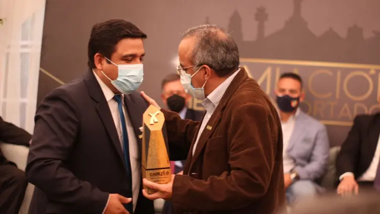 El gerente de COBOCE Cer&aacute;mica, Omar Cardenas, recibe una distinci&oacute;n en un acto del premiaci&oacute;n de Cadexco.  Dico Solis y Alejandro Orellana,