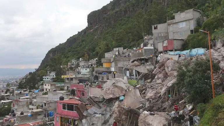 Vista general de un derrumbe hoy en una colonia del municipio deTlanepantla, en el Estado de México. EFE