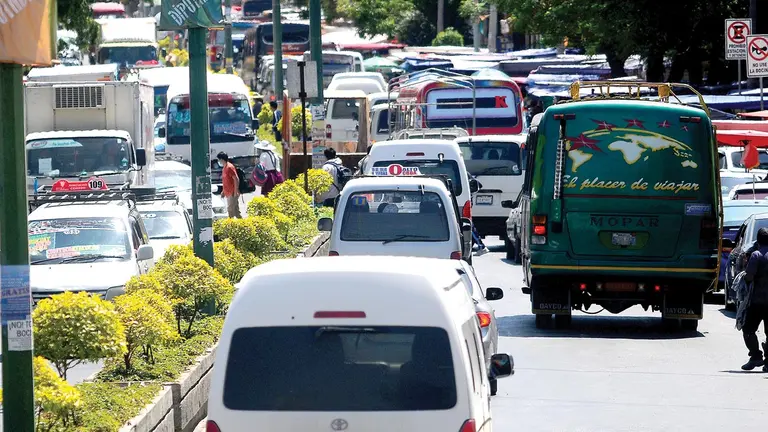 El transporte público actual, que funciona a combustible, en la ciudad de Cochabamba.        NOÉ PORTUGAL