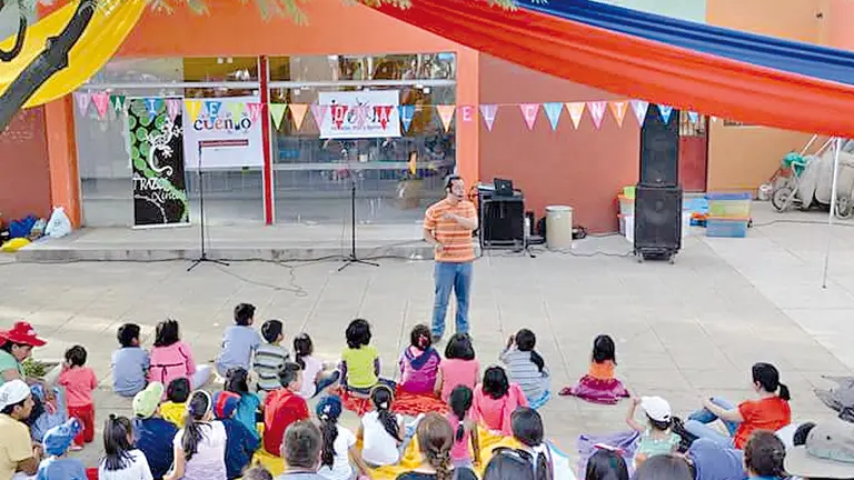 Niños escuchan un cuento narrado por José Marcelo Revollo.     ATITECUENTO