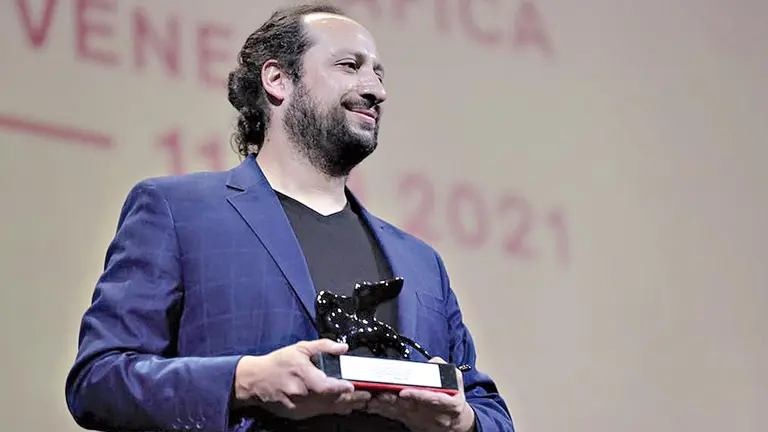 Kiro Russo con el Premio Especial del Jurado en el Festival de Venecia.           BIENNALE INTERNAZIONALE