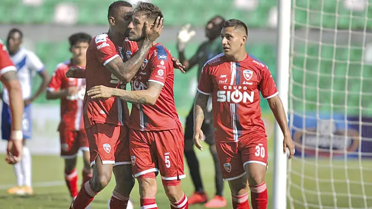 Foto referencial: Jugadores de Royal celebran uno de los goles. APG