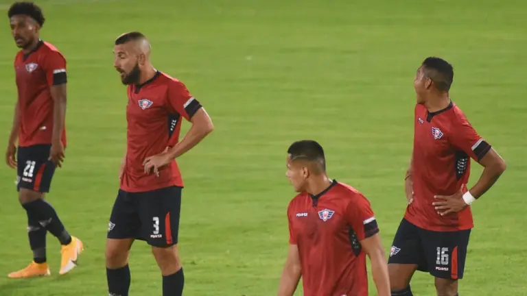 Jugadores de Wilstermann lamentan el gol en contra. NOÉ PORTUGAL