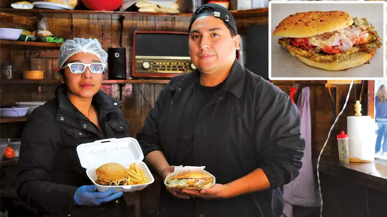 Don Marcial, milanesas gigantes pensadas en el qhochala. NOÉ PORTUGAL