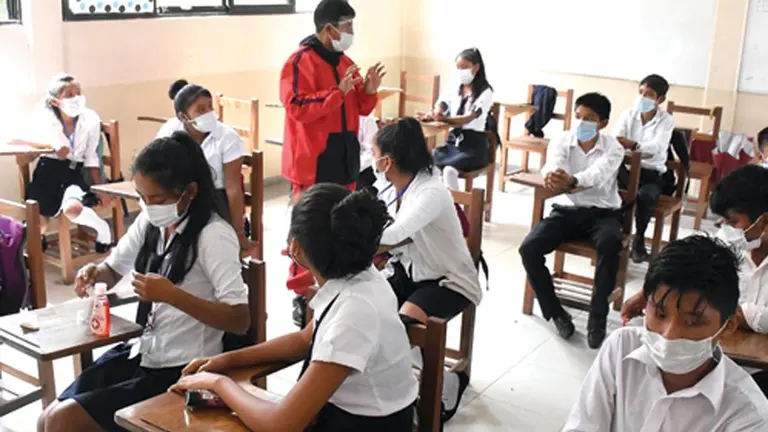 Un grupo de estudiantes pasa clases aplicando medidas de bioseguridad.     Dico Solís