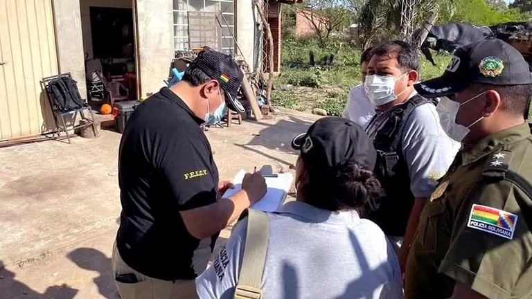 La Policía, al inicio de la investigaci&oacute;n. URGENTE.BO