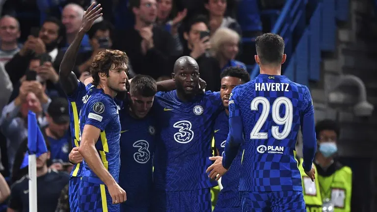Romelu Lukaku (c) festeja con sus compa&ntilde;eros el tanto de la victoria de Chelsea sobre Zenit. EFE