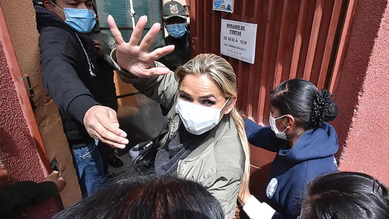 La expresidenta de Bolivia, Jeanine Áñez, trasladada a una audiencia en La Paz.   EFE