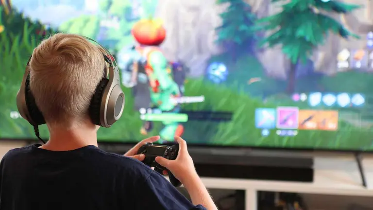 Imagen referencial de un ni&ntilde;o jugando Fortnite. EFE