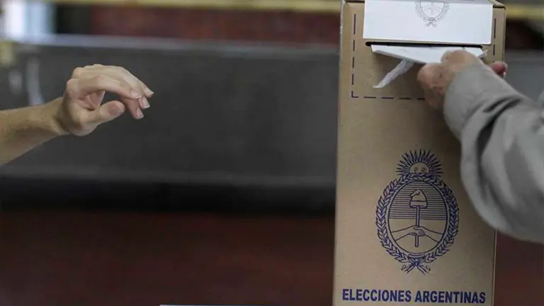 Imagen de una persona votando en las primarias en Argentina. EFE
