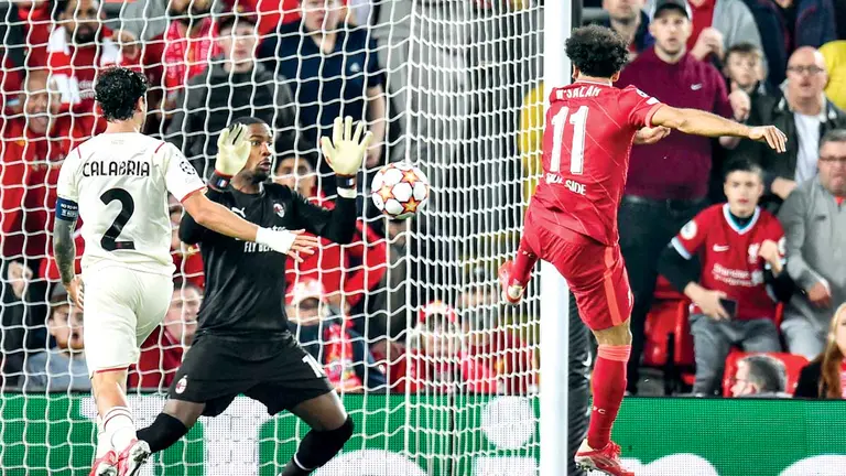 Mohamed Salah (d) remata de cabeza  para anotar el segundo del Liverpool. EFE