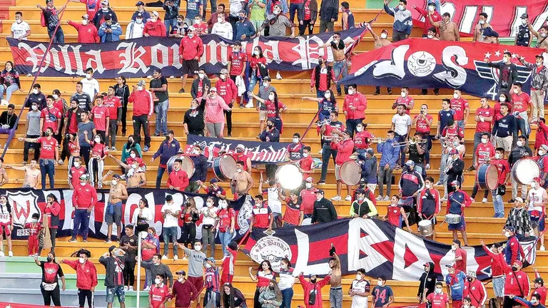 Hinchas de Wilstermann lientan al plantel desde las tribunas. ARCHIVO