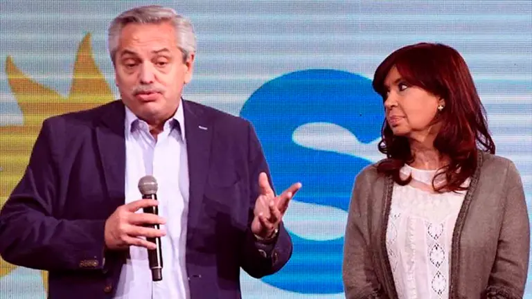 El presidente y vicepresidenta de Argentina en un mitin con militancia kirschnerista.